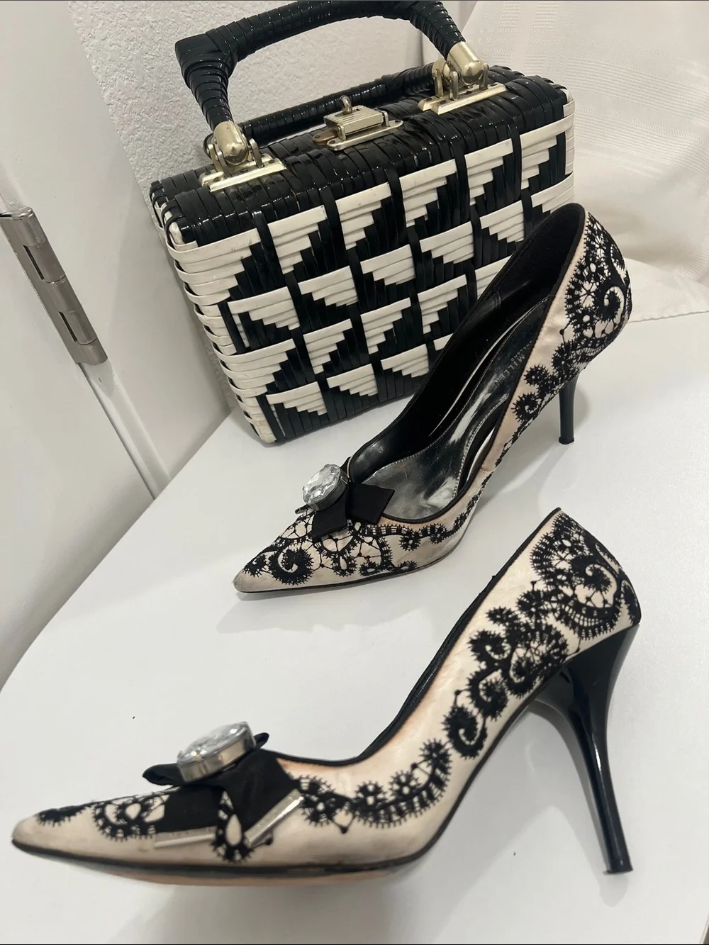 Karen Millen Pointed Toe Black and White Lace-Embroidered Women’s Pumps size 7.5